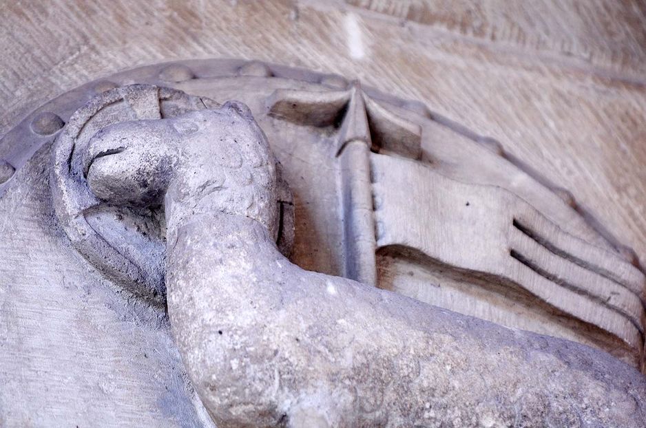 Das Osterlamm mit Siegesfahne ziert die Türen vom Kreuzgang am St.-Paulus-Dom.