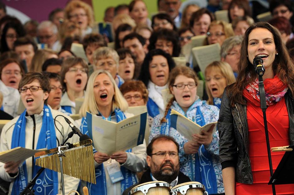 Jesus stimmt das Lied des Lebens an. Deshalb dürfen wir am Osterfest in froher Hoffnung in dieses Lied einstimmen: "Jesus hat den Tod bezwungen und uns allen Sieg errungen. Halleluja, Jesus lebt!"